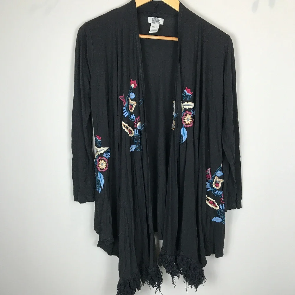 🌴 Monroe & main embroidered kimono Sz S